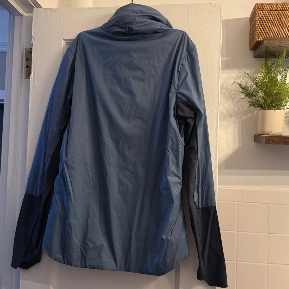 On Running Men's Blue and Navy Performance Jacket